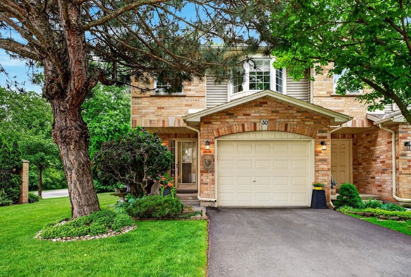 WELL-MAINTAINED END-UNIT TOWNHOUSE IN STONEY CREEK!